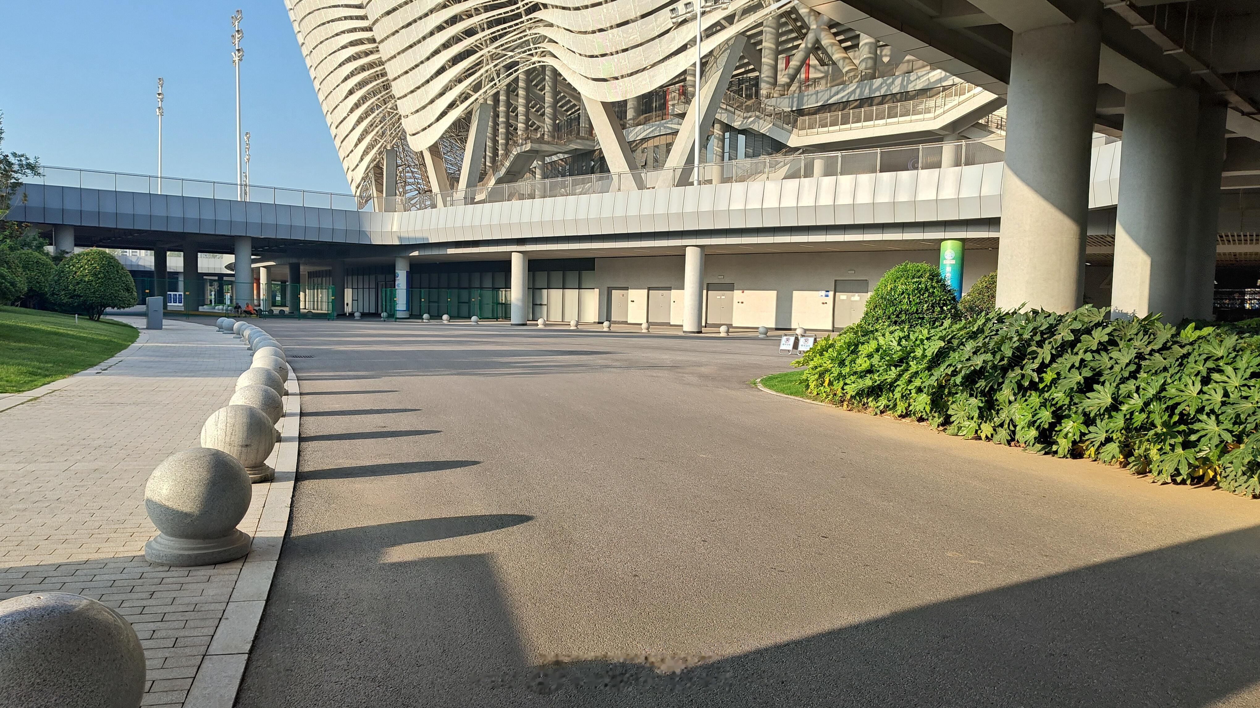 从昨天开始，奥体中心已经开始进行“栅栏”工程了，迎接今晚的许巍演唱会，比上一次李