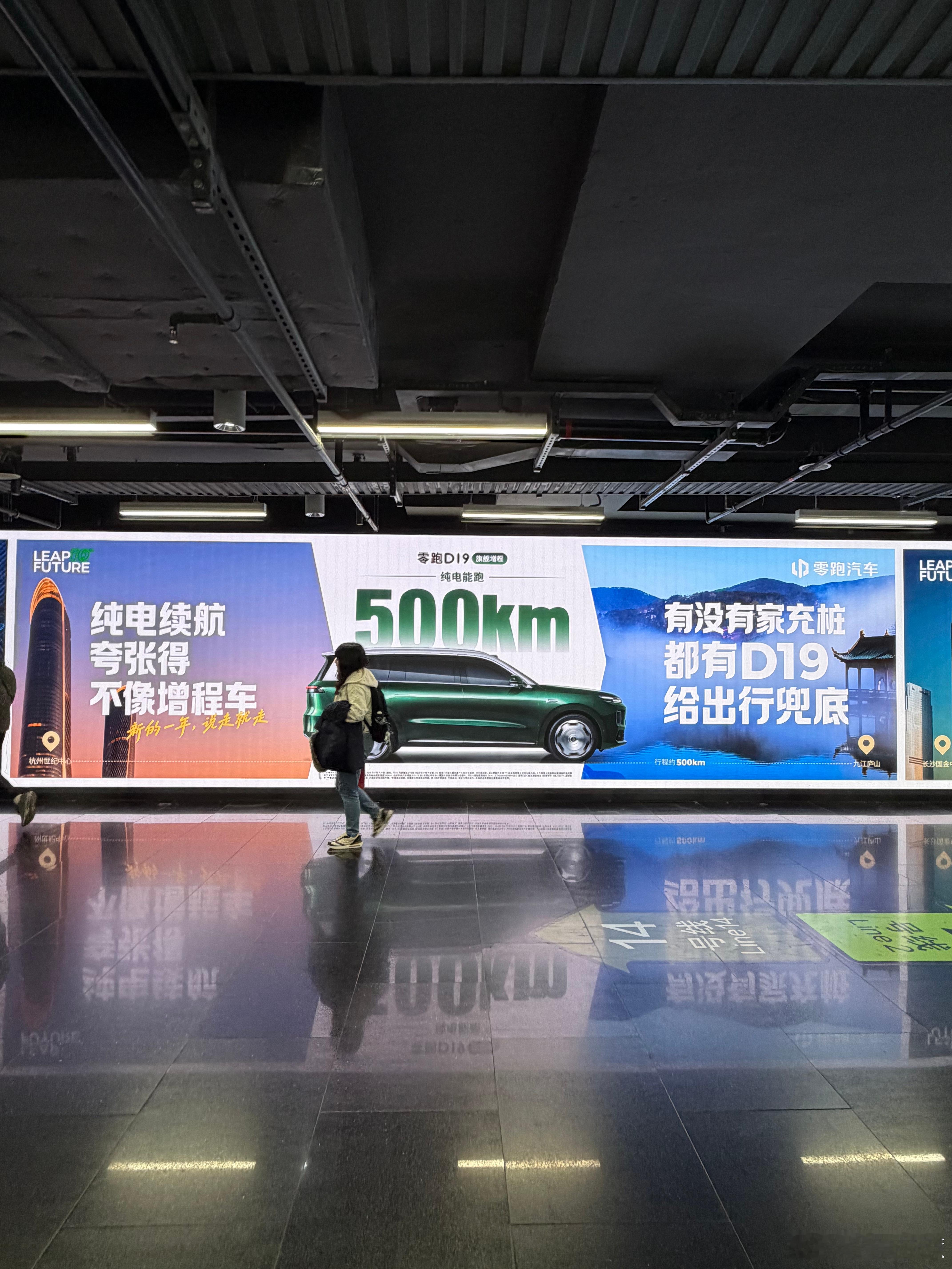 歇口气明年再战吧今年辛苦了明年请关照 今年拎着大包小包挤地铁赶高铁，明年有零跑D