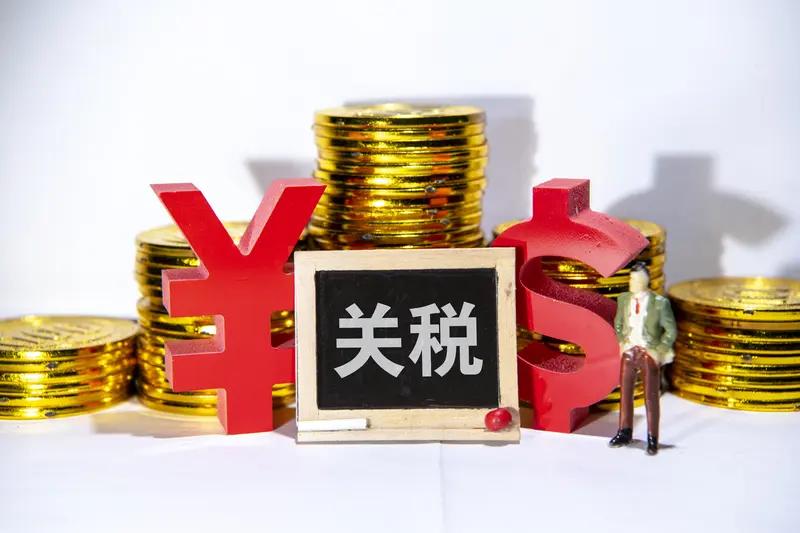 1月20号，特朗普动在达沃斯设宴邀请全球CEO，美财长还就“购岛关税”警告欧洲。