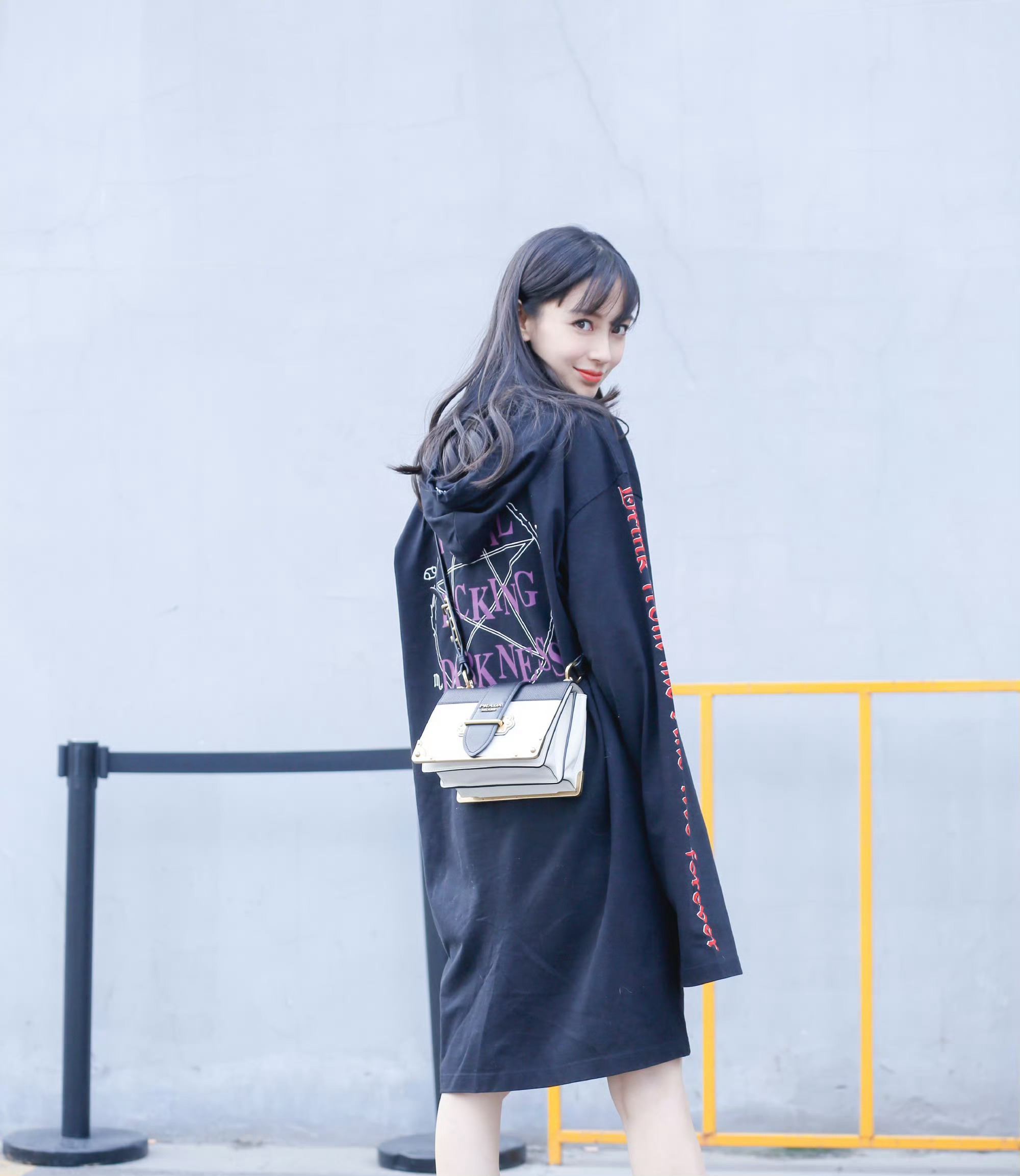 angelababy  angelababy 捂好耳朵别听那些嘈杂的声音在你的世