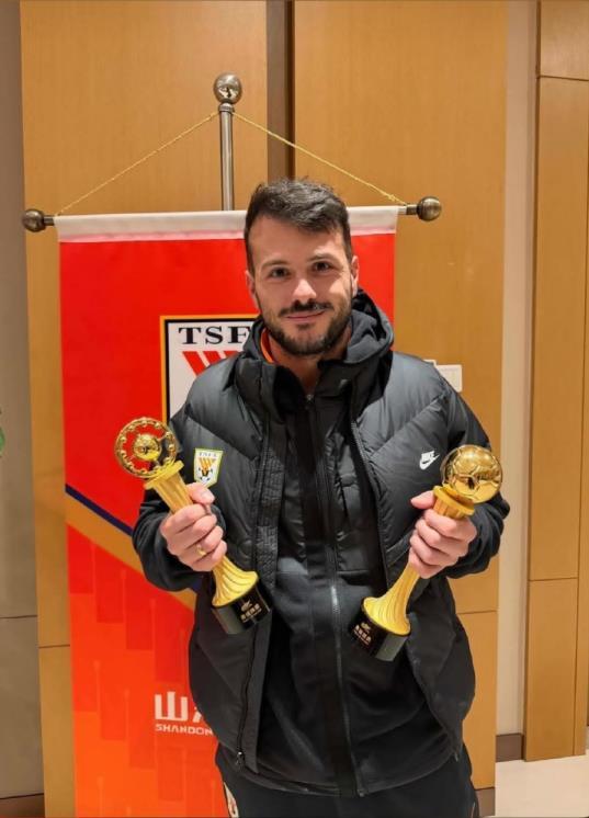 瓦科收到上赛季中超联赛最佳球员奖杯、银靴奖杯山东泰山 