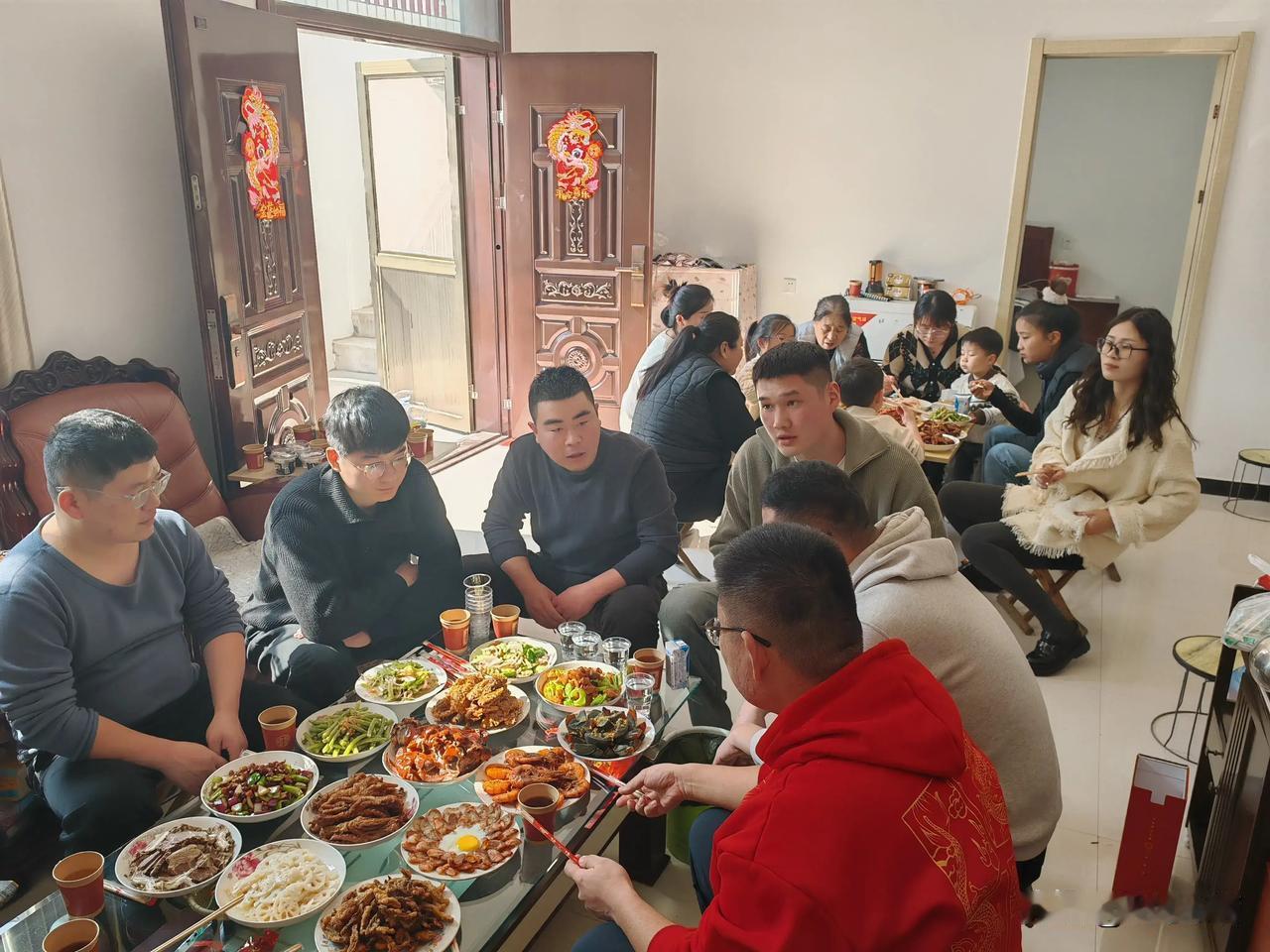 看看山东人聚餐，男人们喝酒抽烟聊自己的话题，而女性们很多不喜欢烟味，对男人们的话
