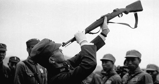 1939年，何应钦来到重庆沙坪坝，主持部队校阅仪式，突然，他走到一名士兵面前，拿