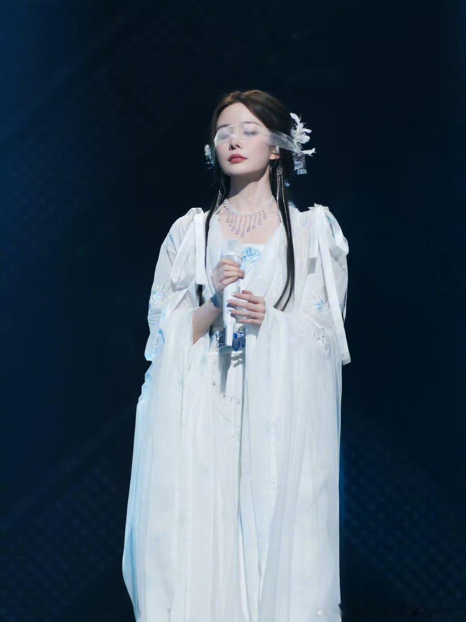 陈卓璇眼睛一蒙不顾我死活了 陈卓璇的舞台表现力绝了！《化雪》白纱覆眼，落雪纷飞，