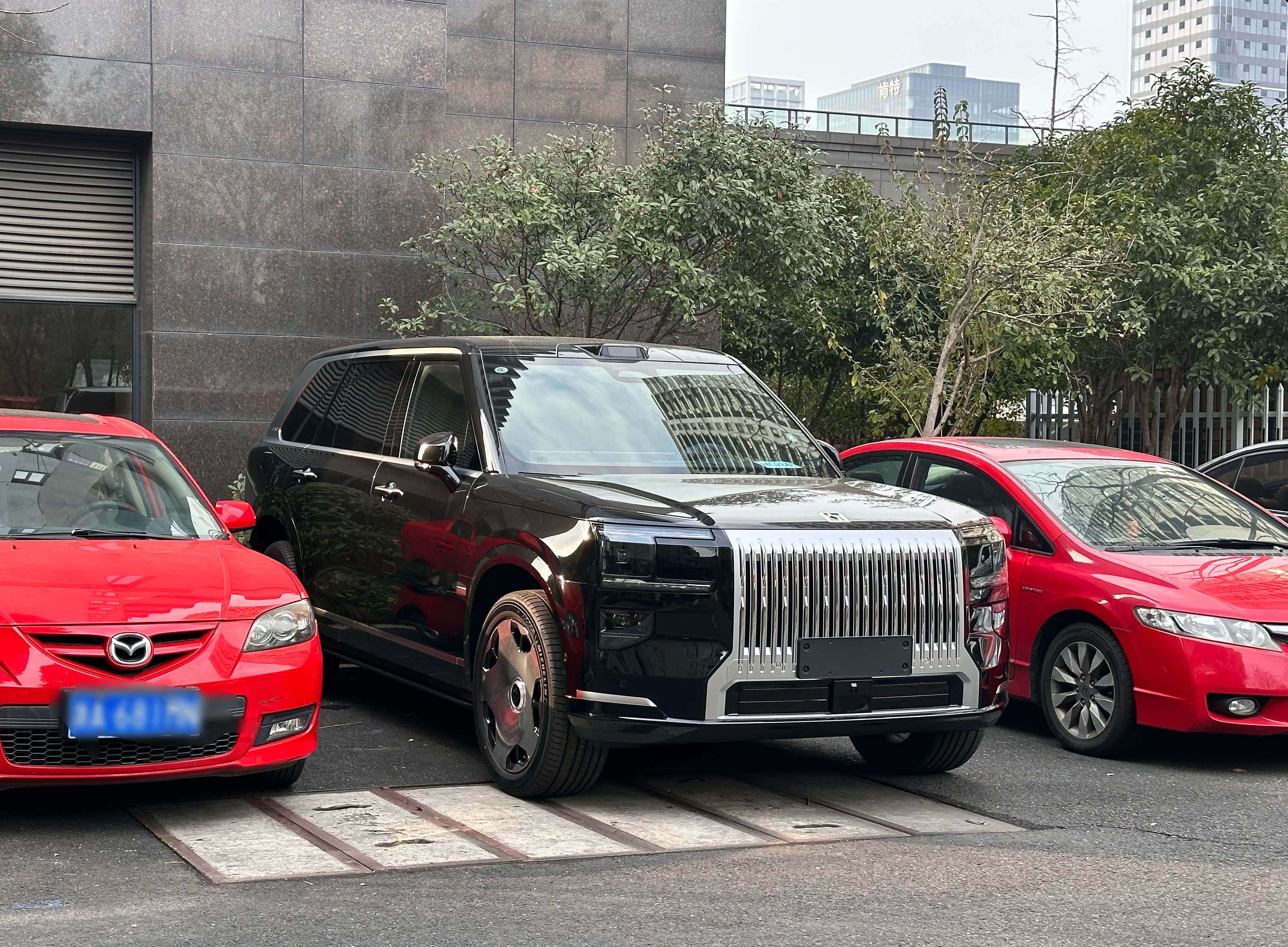 公司附近的大哥们都换新车了！杭州湾库里南极氪9x 问界M9问界m9