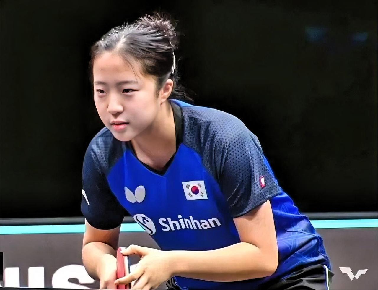 申裕斌的外表虽然很韩国，属于典型的清甜可爱的长相，但隐隐能看出她骨子里中国血统的