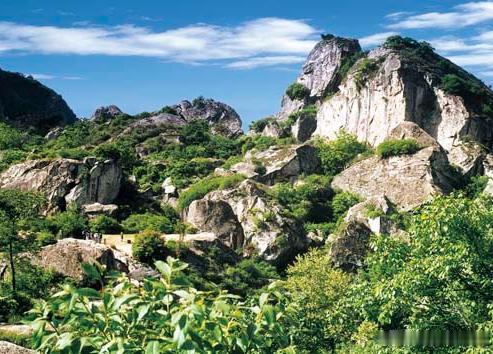 【翠华山】翠华山秀美的湖光山色和其国内罕见的山崩地貌使翠华山以“终南独秀”和“中