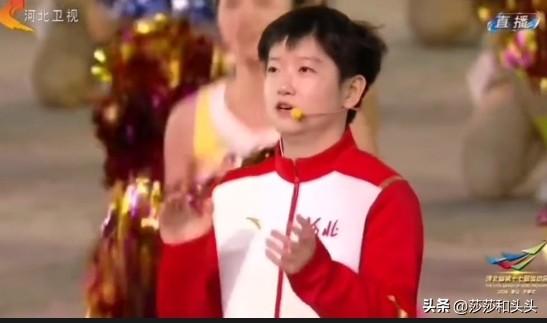 把头发梳成大人模样，在开幕式现场深情演唱《阳光总在风雨后》。10.16日晚小咪参