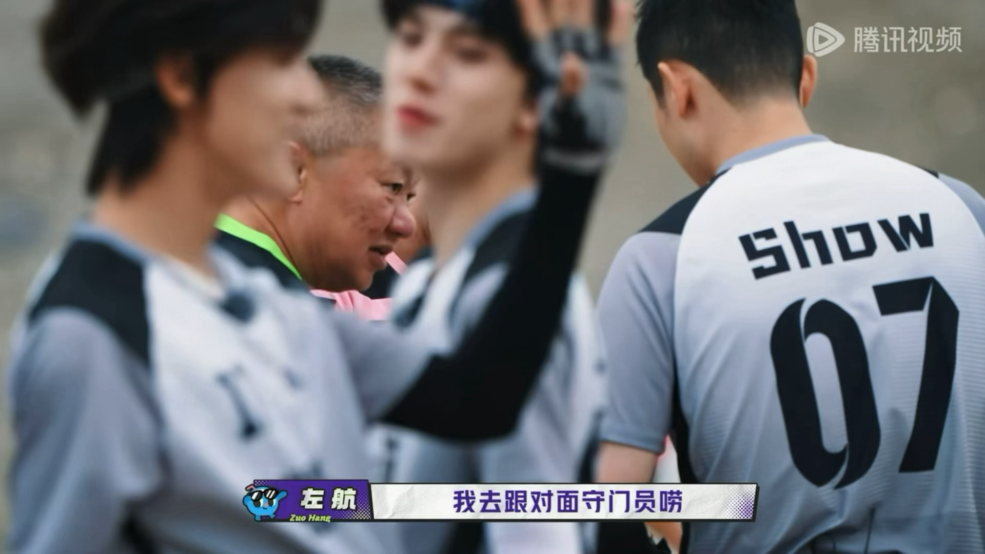 我对航儿这种有自知之明会用美色萌色扰乱对面的行为很满意，就像无数次做拉拉队小队长