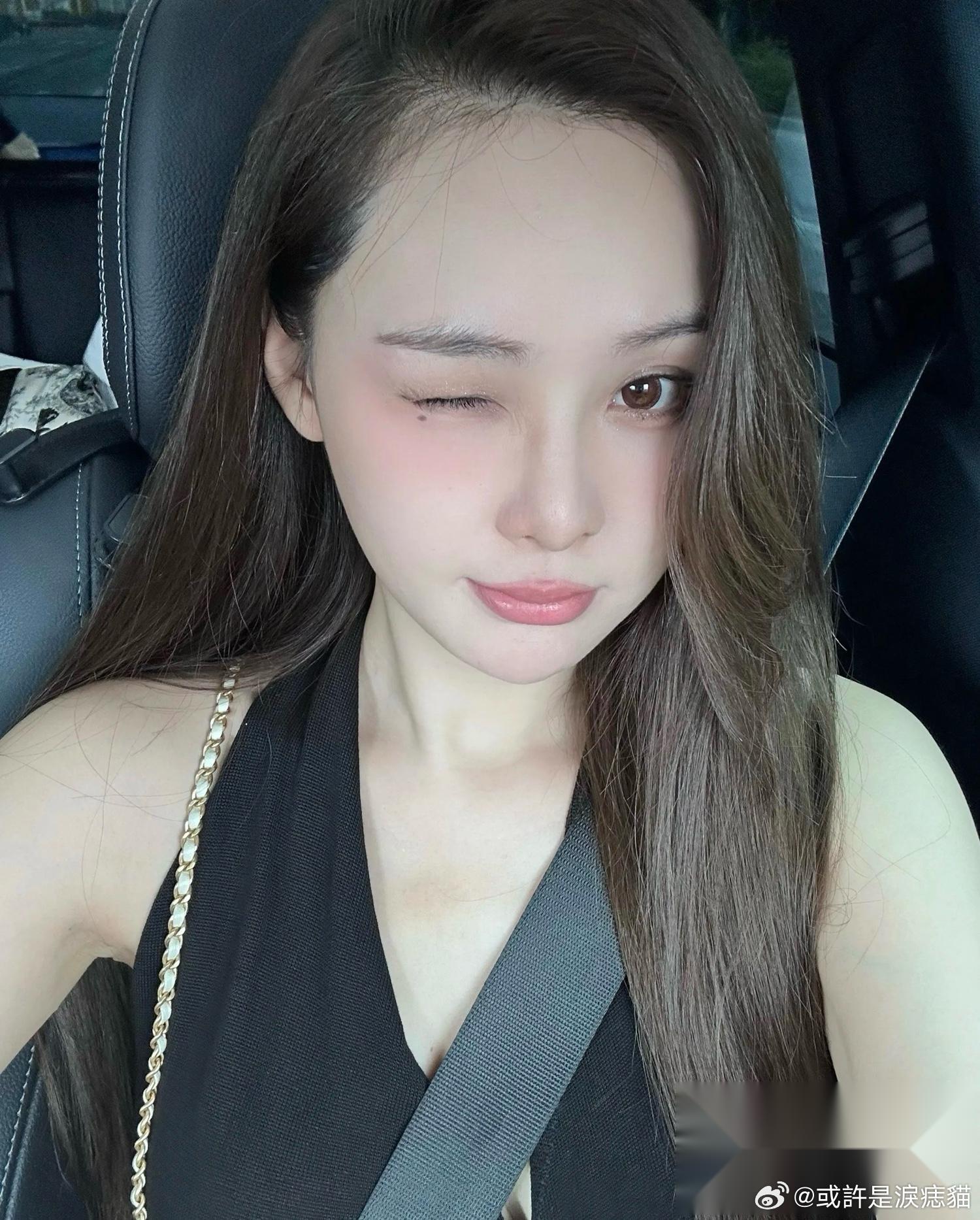 张颖颖在一次直播中说：“我从今年开播到现在，也赚了几百个W了。” 当时距离她做直