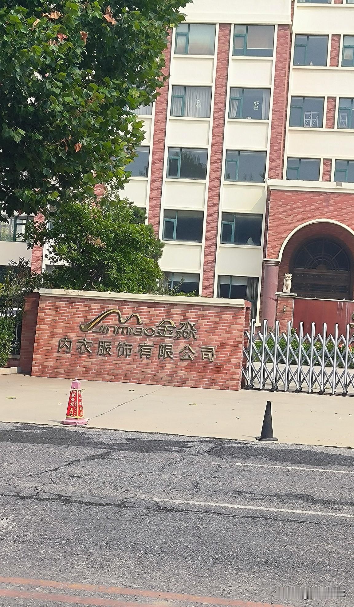 路过保定天宁路，看到这座大楼，突然想起了恒祥北大街那家20年的老店……
 
前几