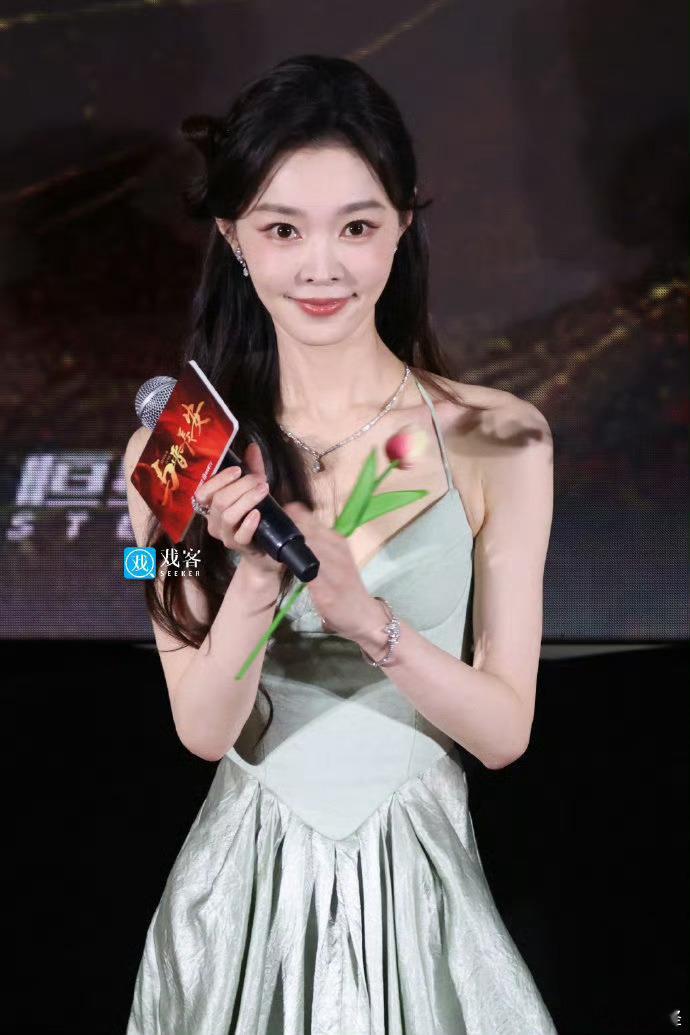 宋轶这背不拔罐可惜了 晋长安看片会上的淡绿长裙太仙了！后背曲线流畅又精致，肌肤白