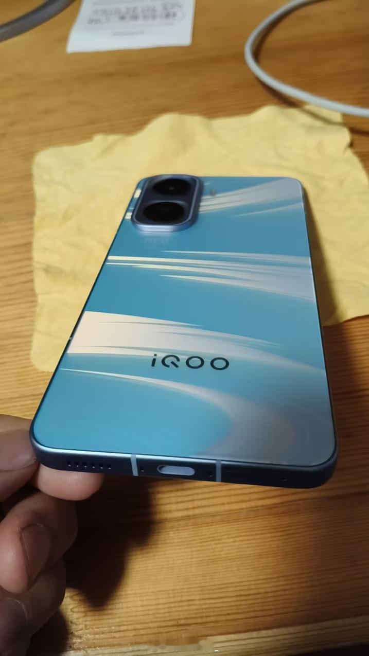 喜提iQOO Neo11！颜值性能双在线，蓝粉渐变后盖高级感十足，游戏性能这块直