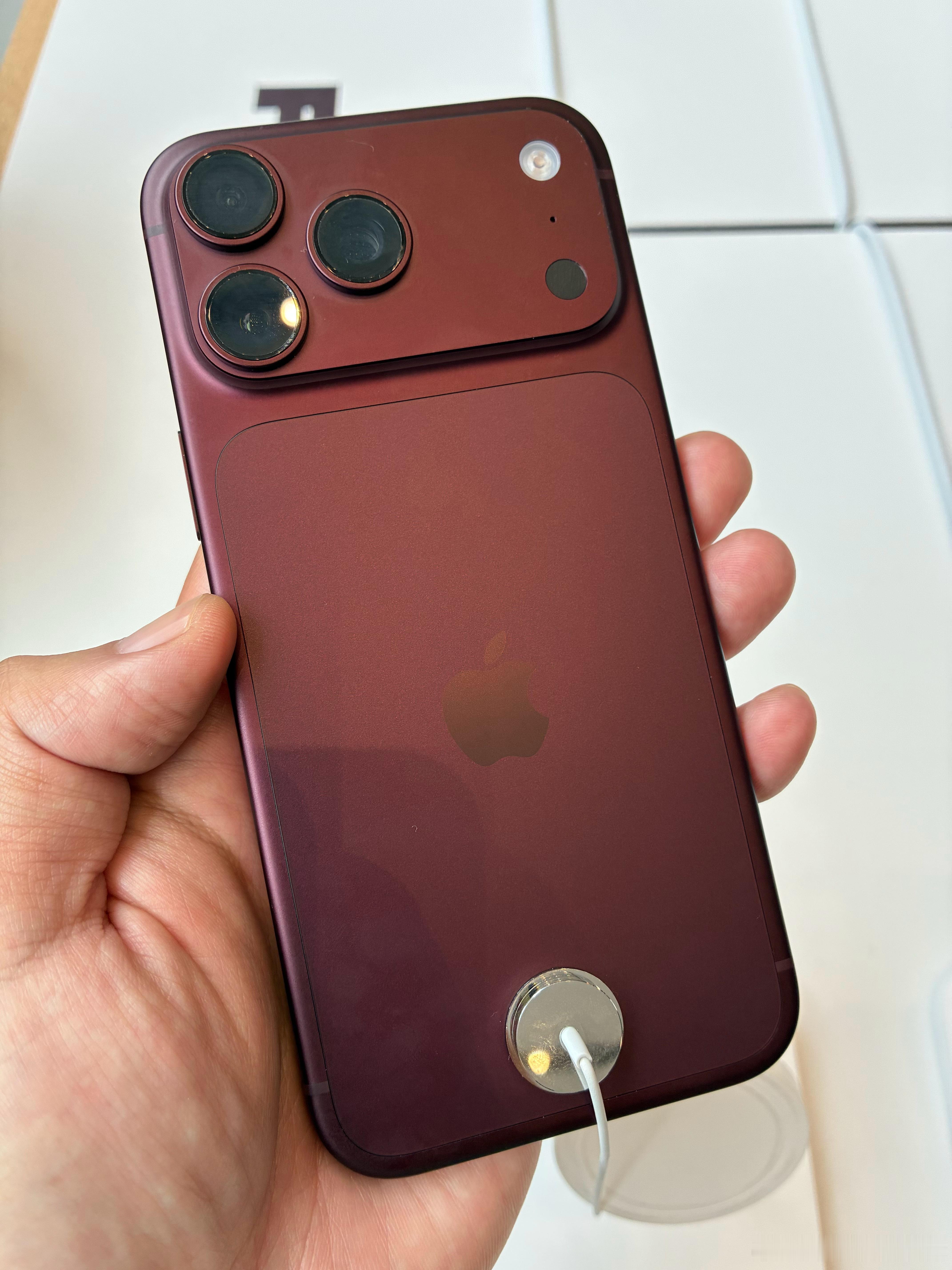 iPhone 18 Pro Max 四款真机实拍，最受追捧的是勃艮第红和冰川蓝，
