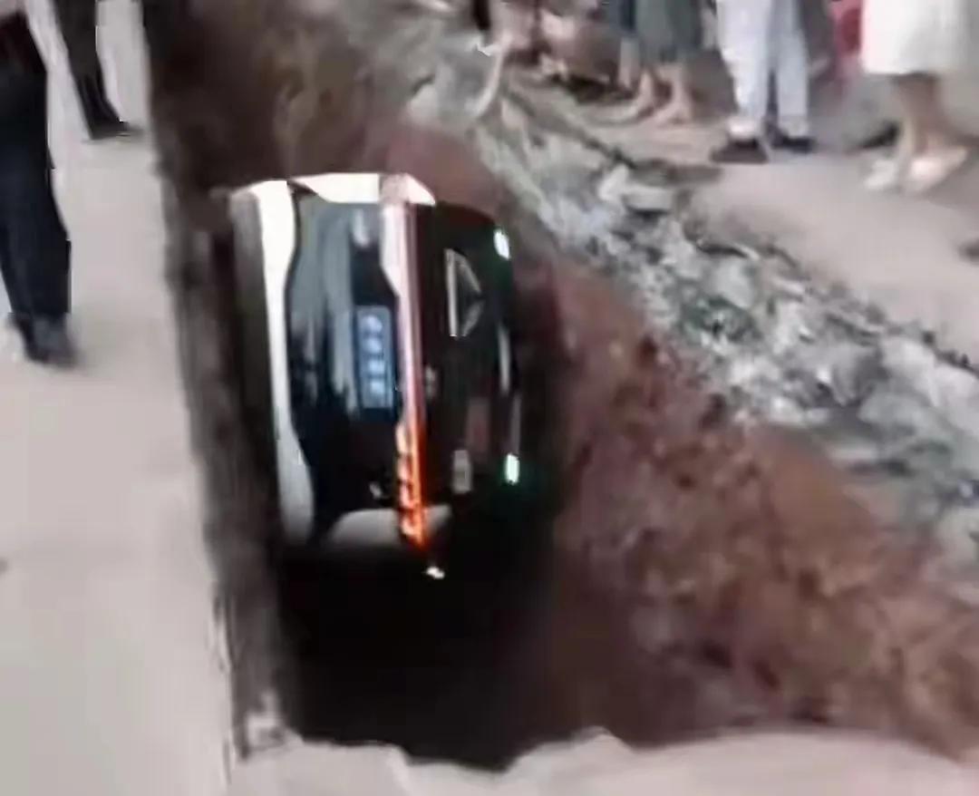 最近两天，关于“萝卜快跑”无人驾驶车掉进施工沟槽的视频，引起网友热议。
据附近商