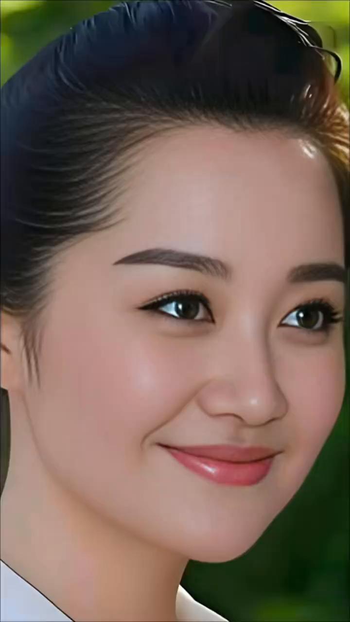 得天独厚的精致长相搭配脱俗气韵尽数凝于许晴一身，温婉美艳和利落英气奇妙糅合，两种