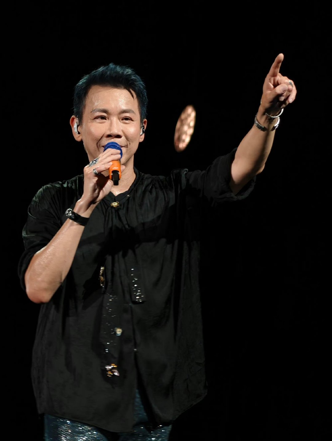 AI看到三个时期的陶喆 三代陶喆同框，像是和过去的自己对话，也和我们的青春重逢 