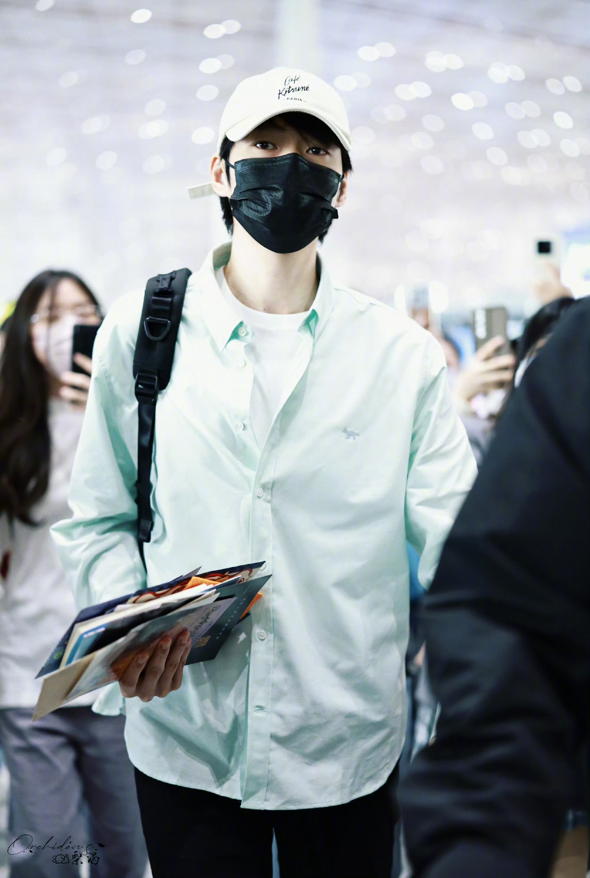 魏大勋出发深圳 魏大勋今日北京出发深圳路透，薄荷穿搭简直清爽男大，祝大勋录制顺利