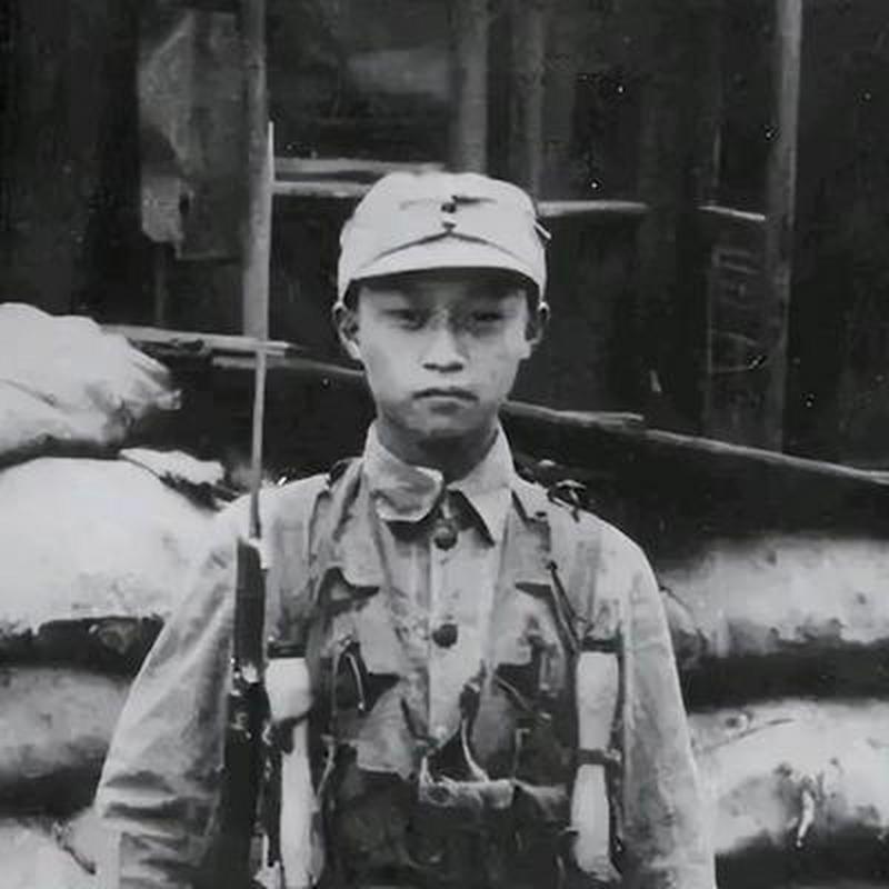 1938年，台儿庄战役，16岁的“狼兵”韦容松正在巡逻，途中他碰到了由6名日军组