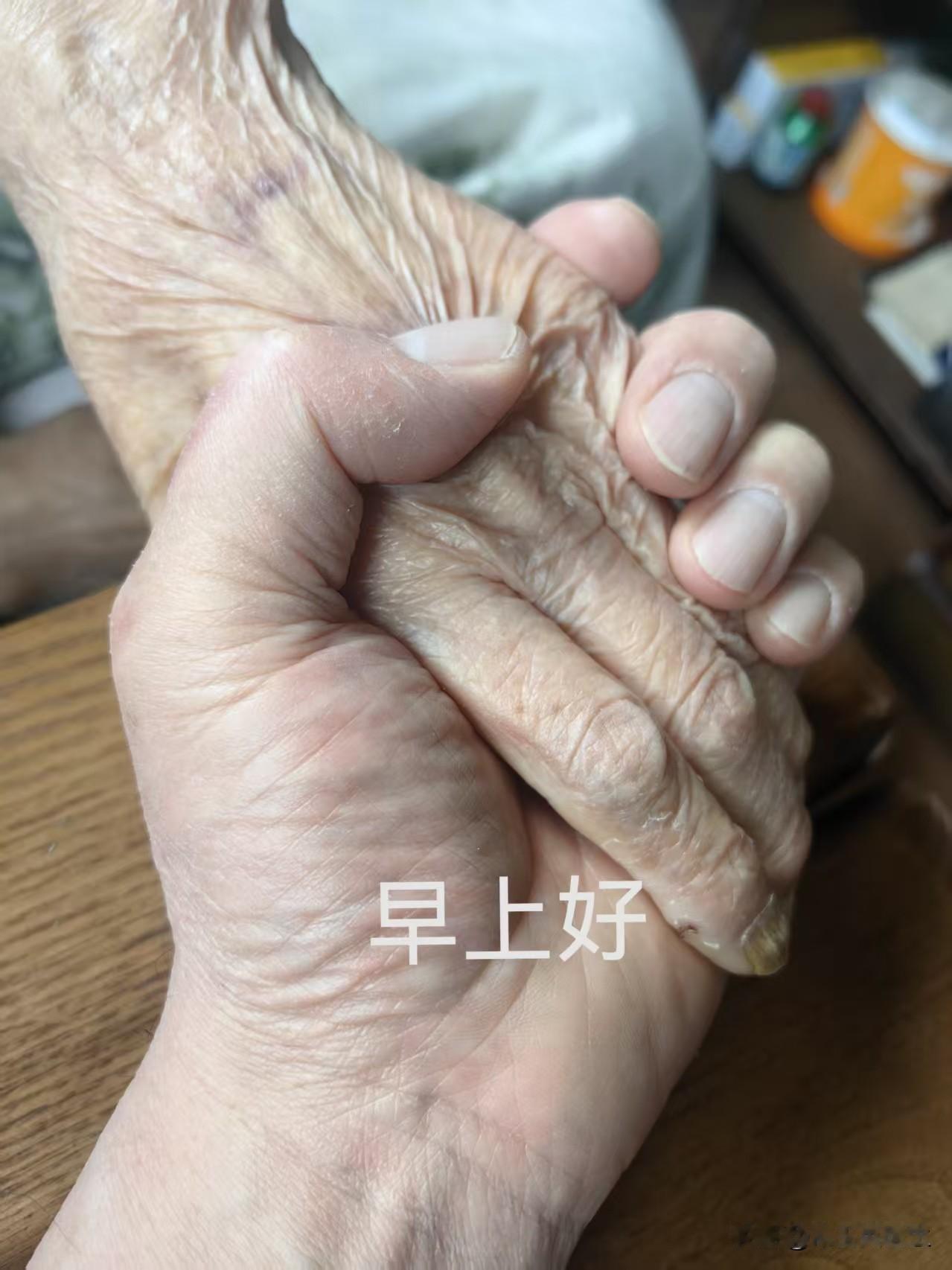 今年五一最舍不得删的照片母子牵手暖了春寒