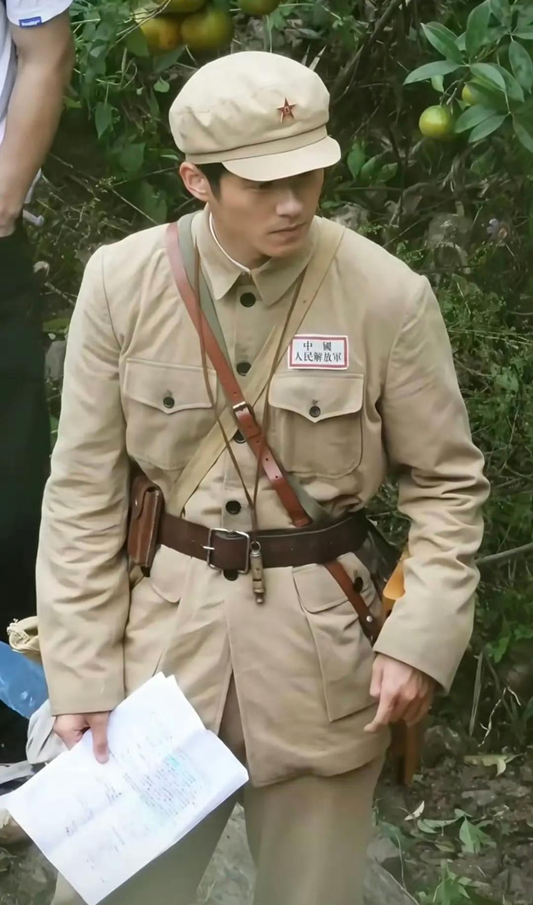 刘昊然在电影《得闲谨制》被删掉的路透造型来了，这么板正的气质剪了挺可惜的。

都