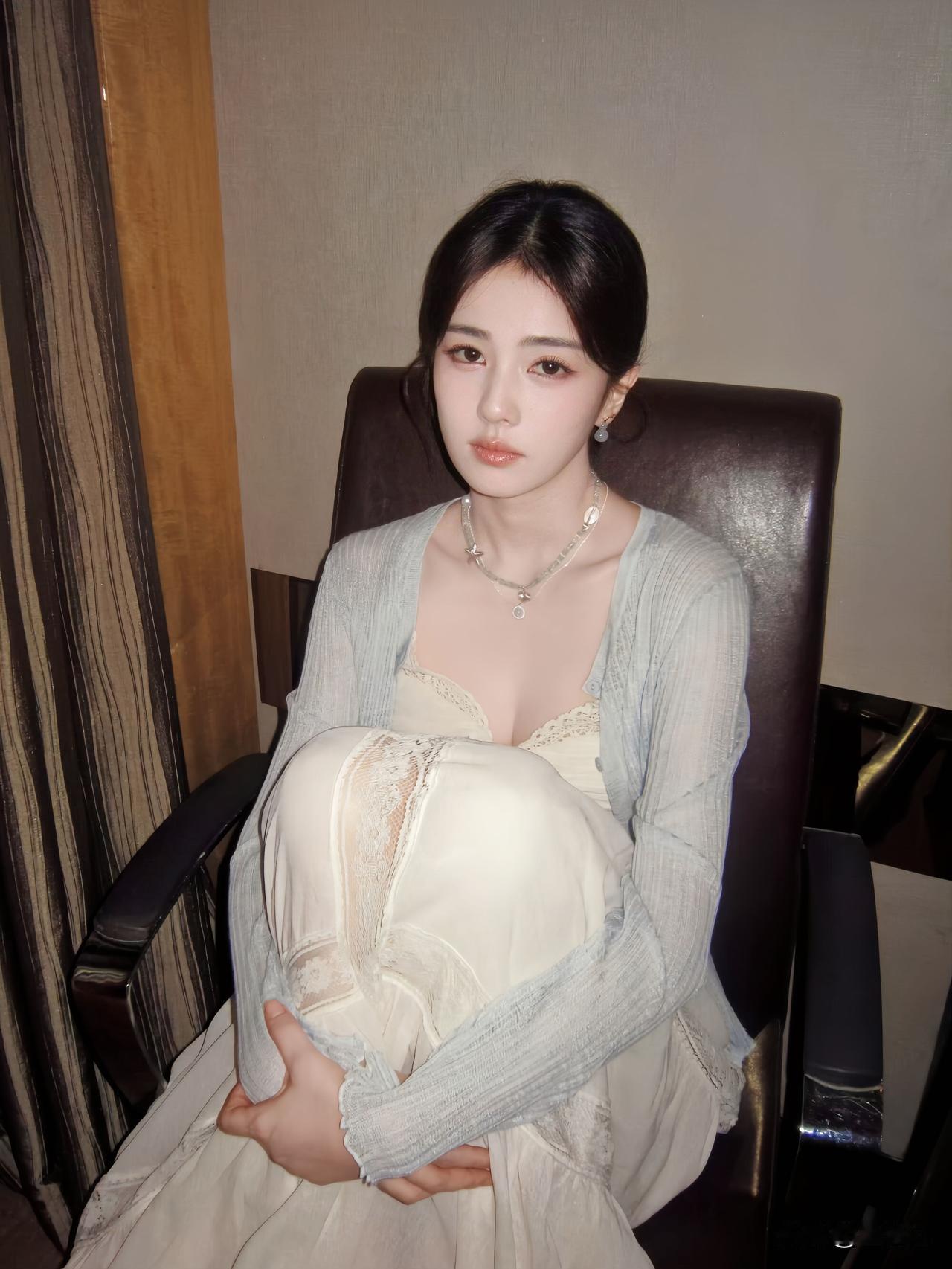 蕾丝与薄纱，是白鹿的温柔底色