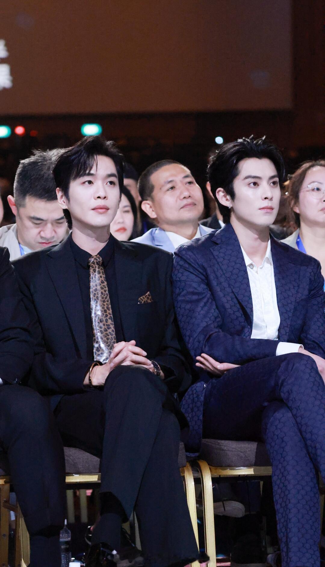 张若昀王鹤棣阅文盛典同框图，这非常帅了！！[羞嗒嗒][羞嗒嗒] 