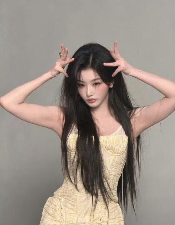 孔雪儿发缝窄到离谱孔雪儿发量王者实锤孔雪儿一头浓密又蓬松的长发，像自带柔焦滤镜，