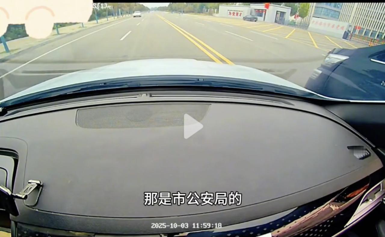 “这回不嚣张了吧？”

10月3日，山西临汾，一辆黑色商务车在变道时影响了后方车