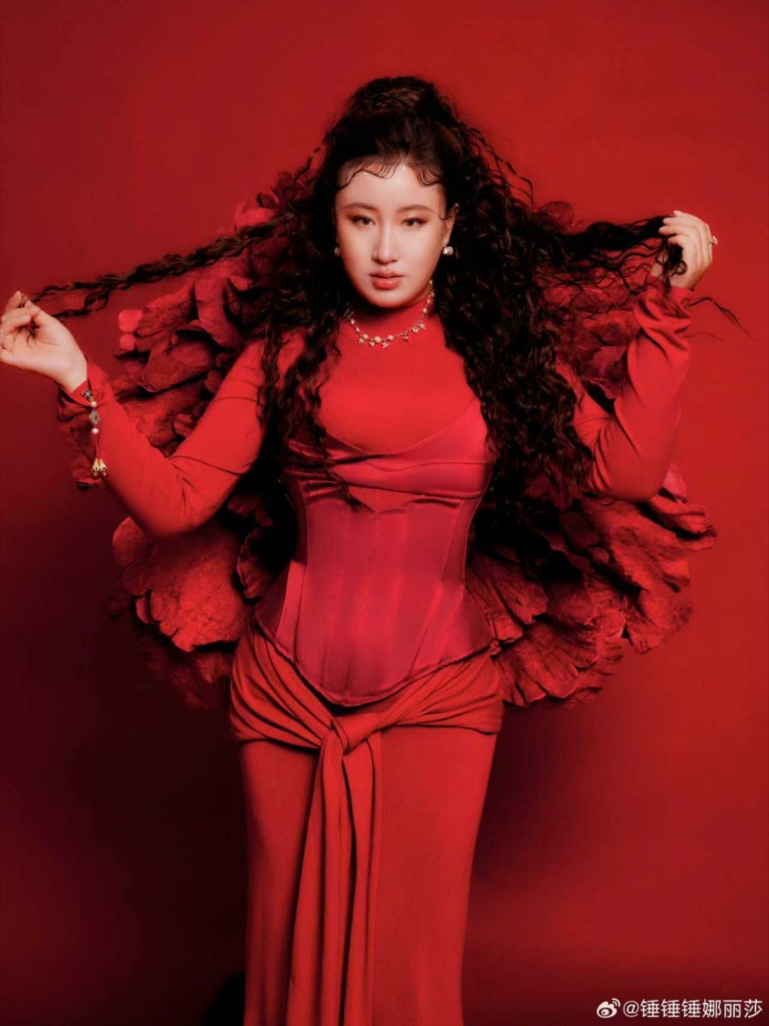 锤娜丽莎本名嵇嘉禾双面魅力狠狠圈粉！一面是承包笑点的综艺选手锤娜丽莎，一面是专注