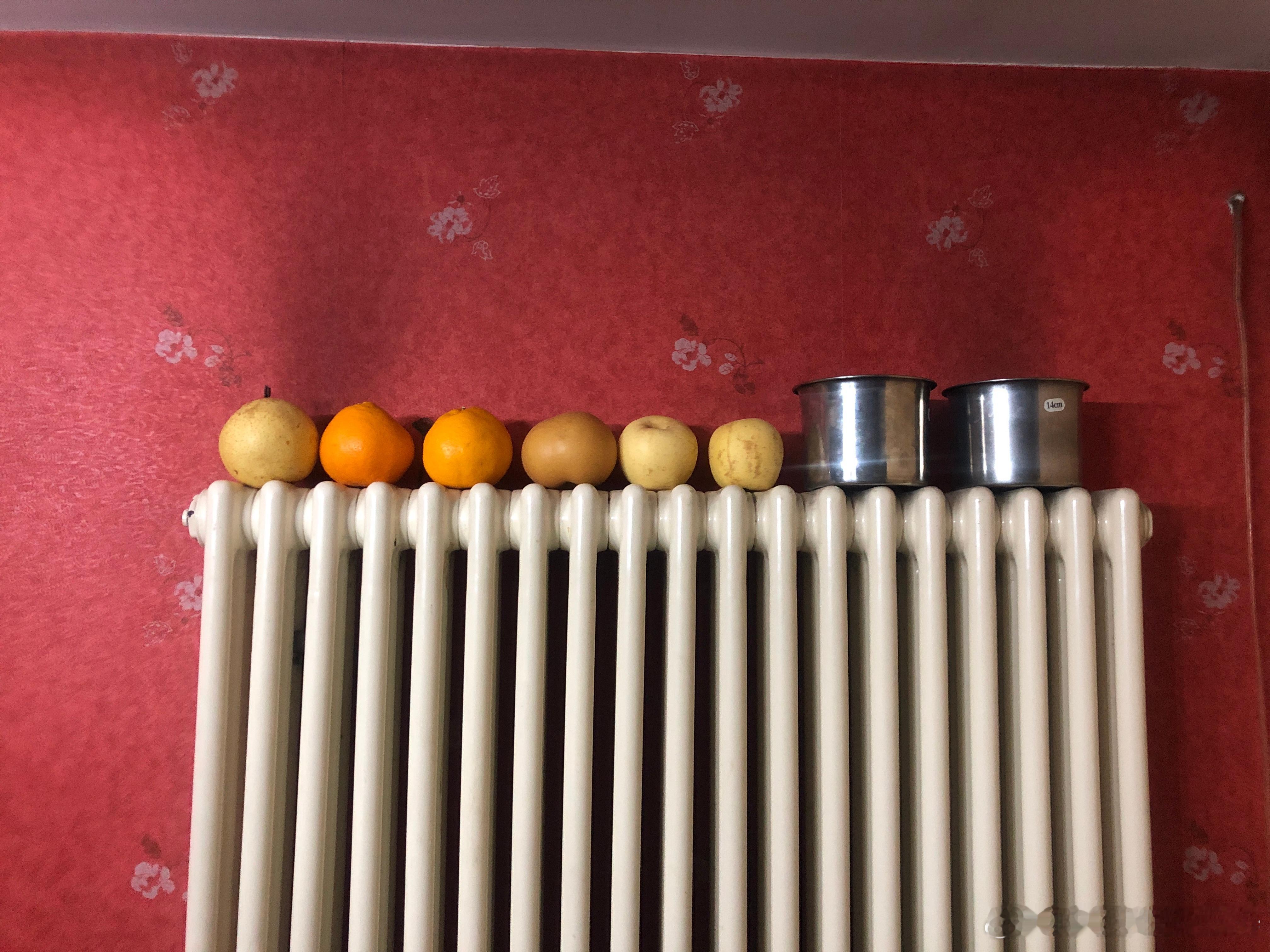 前天这位患者说口干吃了两个常温橙子后，胃痛一晚上，次日还腹泻。盐包热敷后，胃痛消