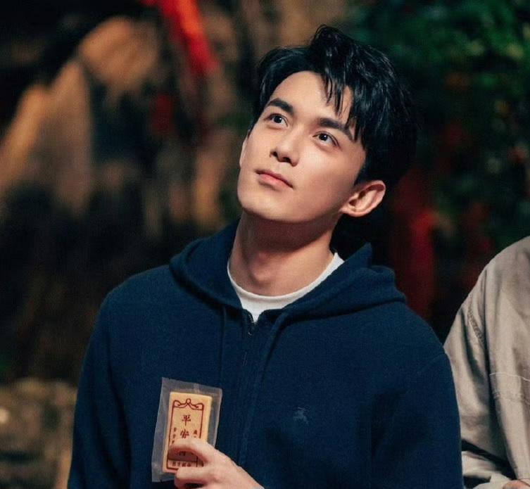 吴磊电影杀青，粉丝应援好有趣！

近日吴磊电影《旺铺开业指南》杀青，粉丝们纷纷赶