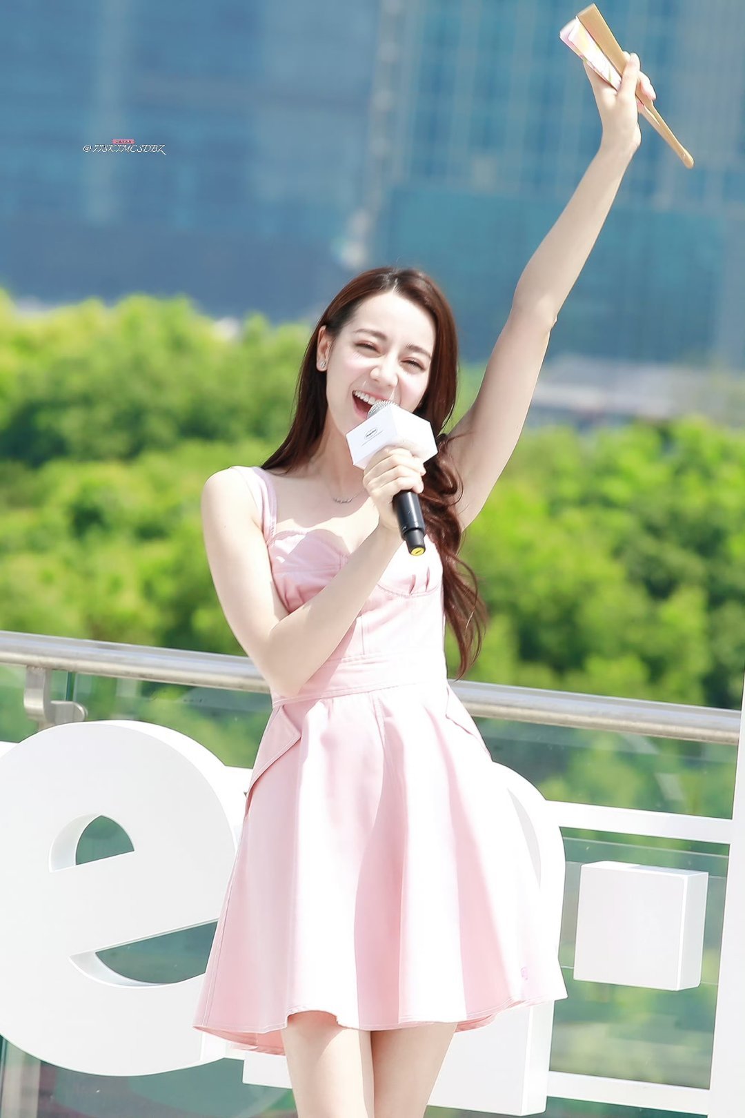 每年发迪丽热巴的都很多过百轻轻松松！毕竟都喜欢美女姐姐大家来看我们的爆灯，白日提