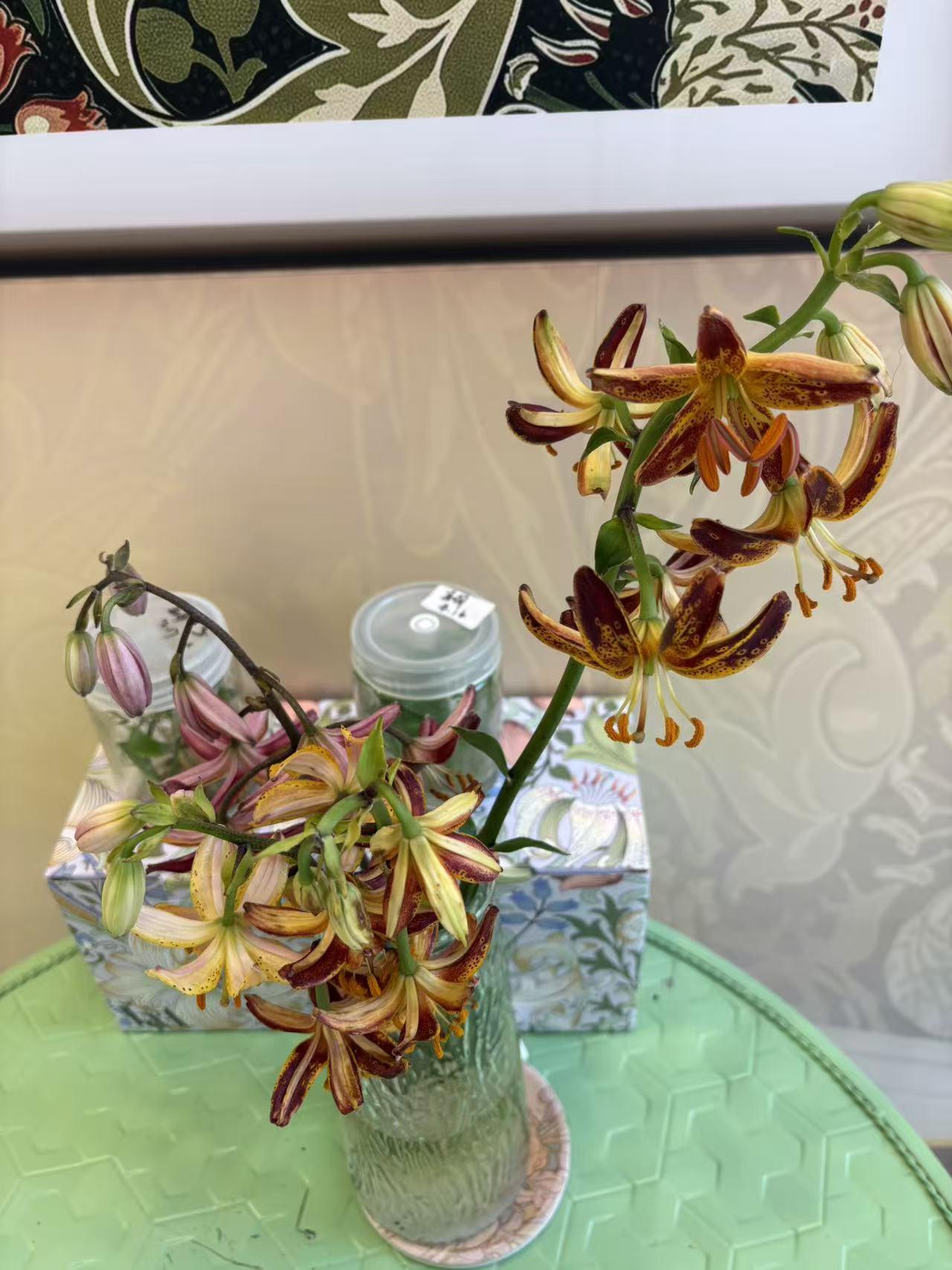 高考的重要性那可太大了。每年几百万学生参加高考，它就是千军万马过独木桥。
对普通