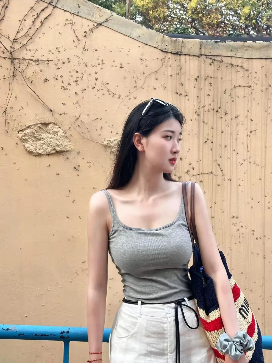 一个阶层的奢侈
是靠着另一个阶层的
贫穷搭建起来的
———梭罗《无尔登湖》