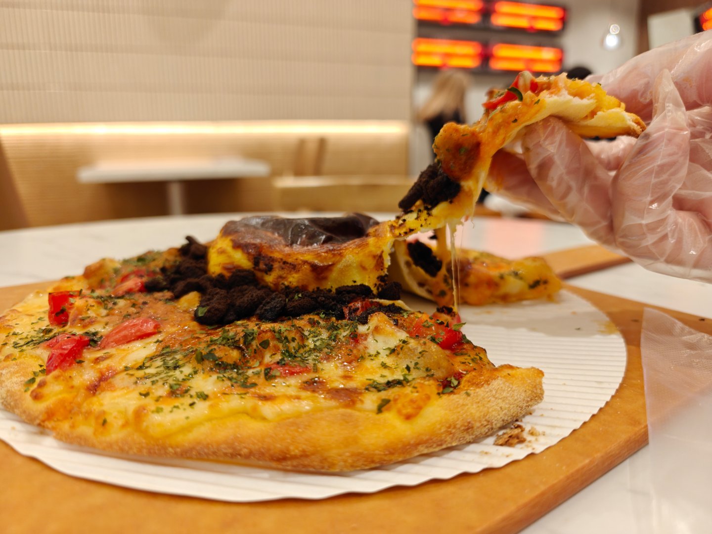 你去倒垃圾时遇到你的邻居，他说家里小孩明年高考，问你要报什么专业，结合经历，你发