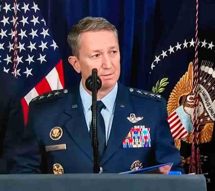 后续来了，并非没有抵抗。美国参谋长联席会议主席凯恩披露美军抓走委内瑞拉总统马杜罗