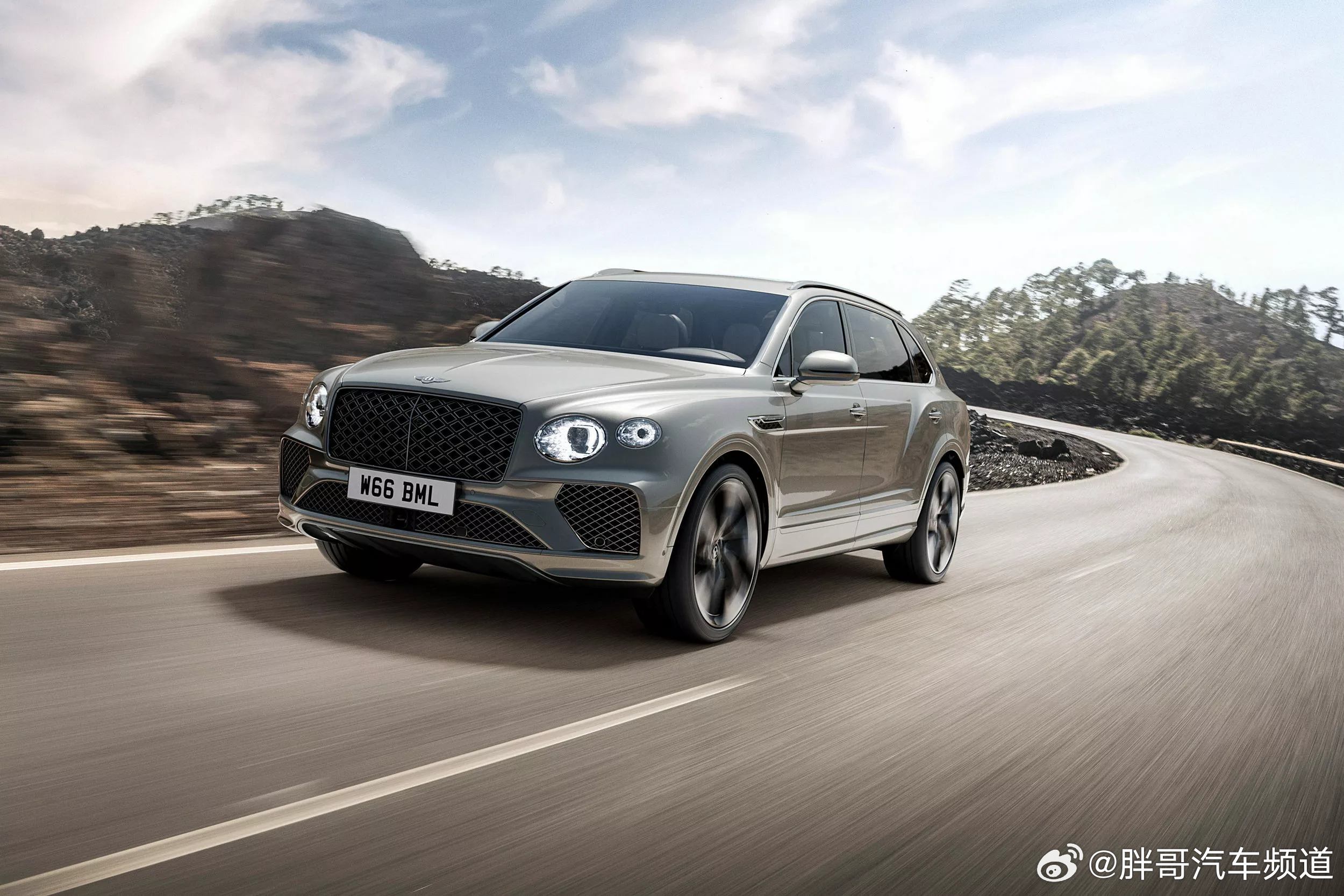 胖哥汽车频道 宾利添越云境版官图亮相，新车主要在细节与动力上进行了全面升级。云境