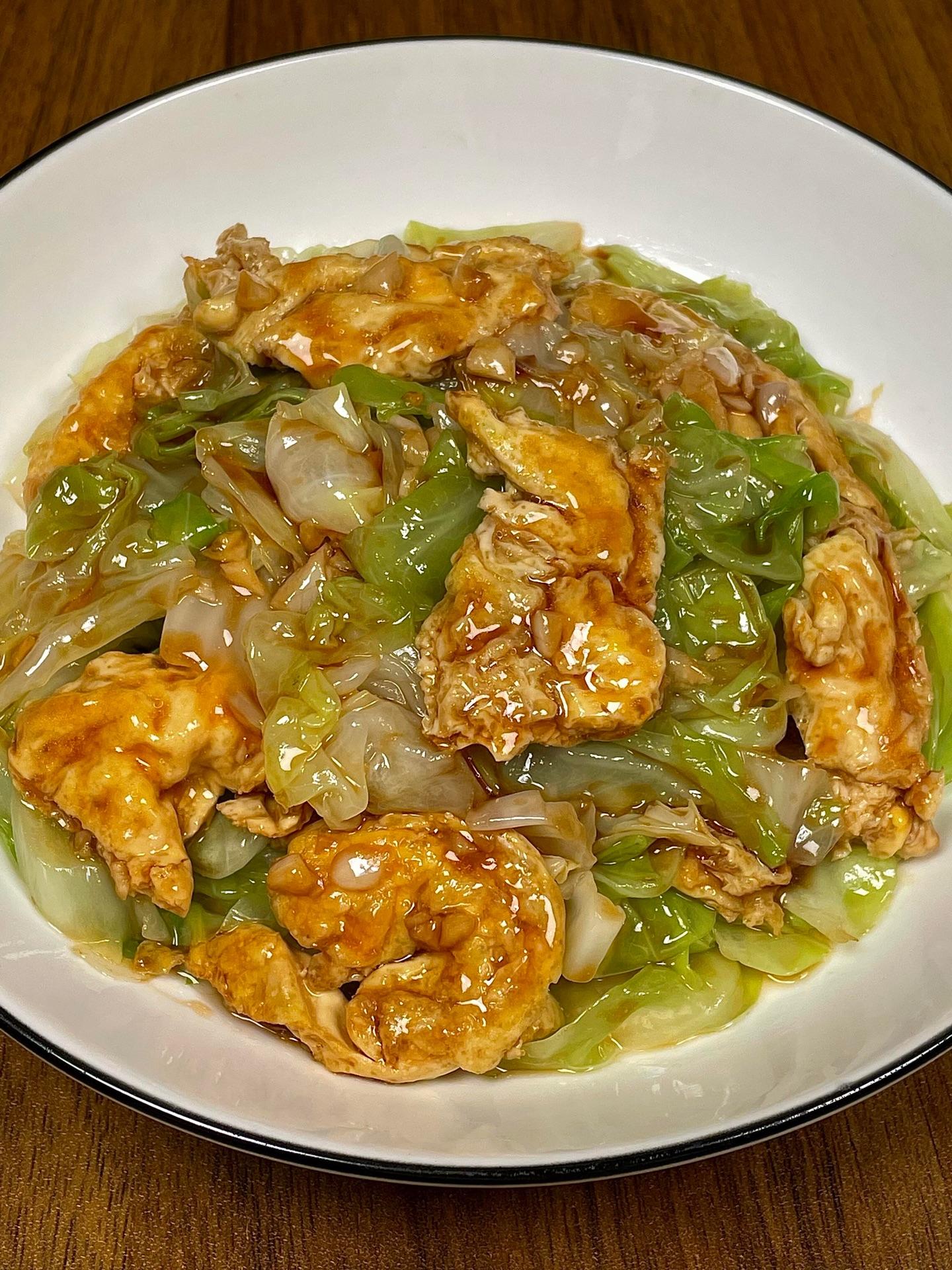 快去试，简单又好吃。一定要试试这道包菜炒鸡蛋，巨下饭巨好吃色 脆爽可口...