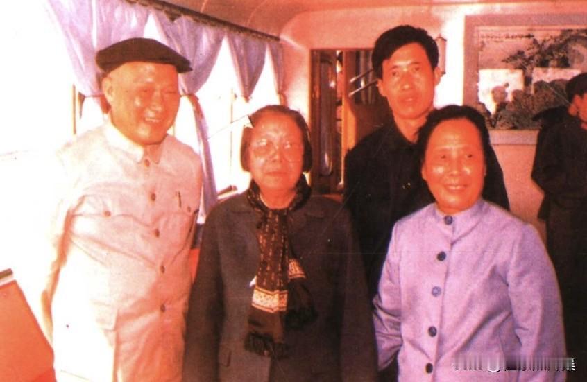 1984年11月，项南陪同邓颖超视察福建时在游艇上的场景。她的视察，是继邓小平年