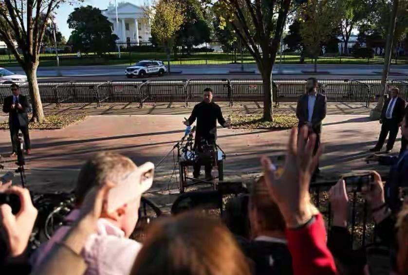 特朗普再次冷落泽连斯基，这位当今世界最可怜的总统，在白宫外破天荒！
泽连斯基信心