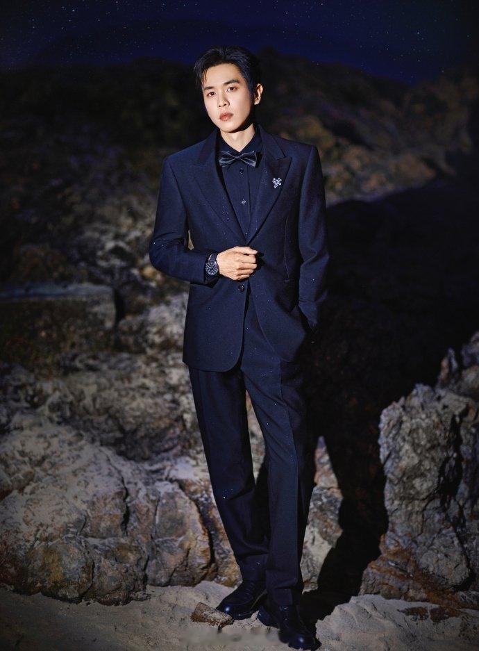 #张若昀金鹰奖碎钻西装##张若昀把银河穿在身上#张若昀真的好会穿啊，我发现他真的