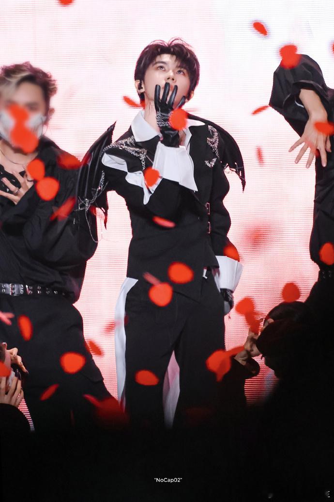 马嘉祺 吸血鬼伯爵舞台的神名不虚传！马嘉祺的吸血鬼伯爵造型一出场就点燃全场，高贵