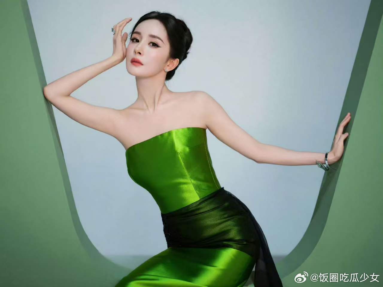 杨幂丝绸绿裙杨幂白玉兰战袍来了，丝绸绿裙风韵犹存！ 
