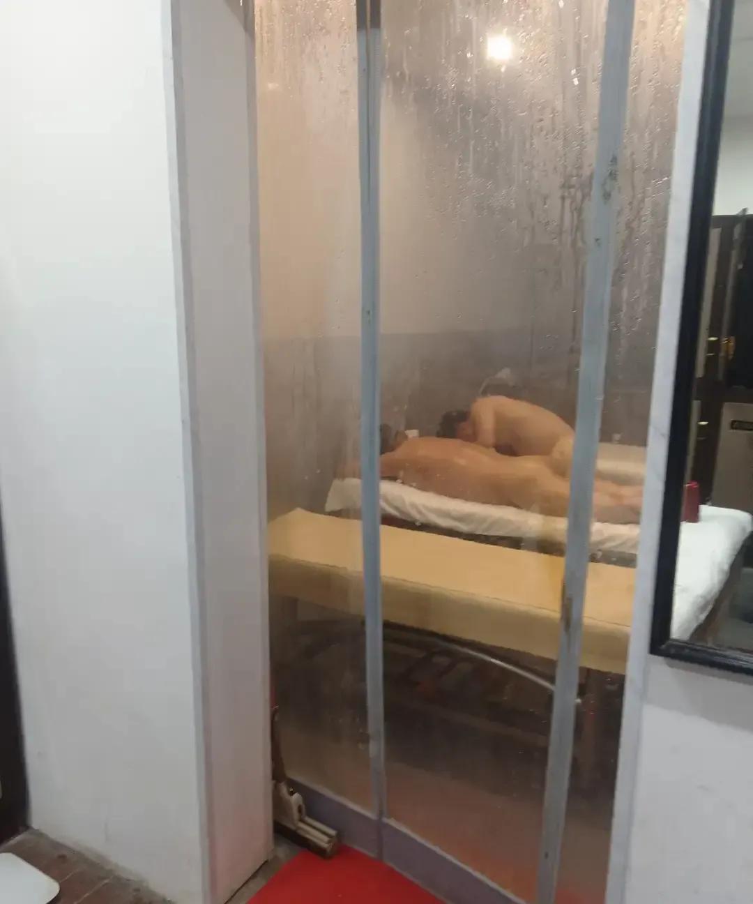 出差回城我直接钻进澡堂，热水冲掉一路灰。
旁边大哥一句108搓澡套餐把我听愣，泡