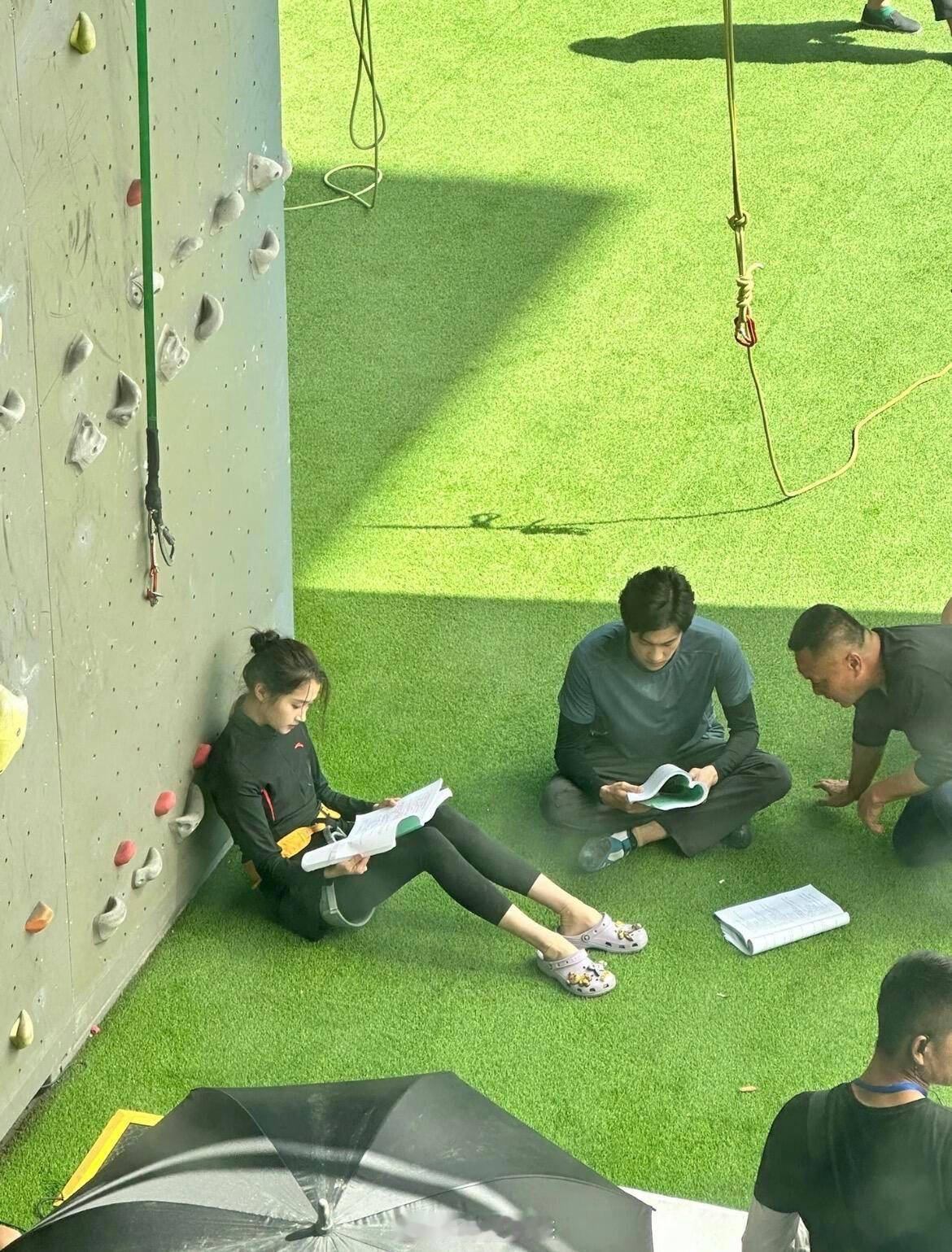 为什么关晓彤现在不背爱马仕？感觉关晓彤最近都比较喜欢买腕表对包包已经很无所谓了是