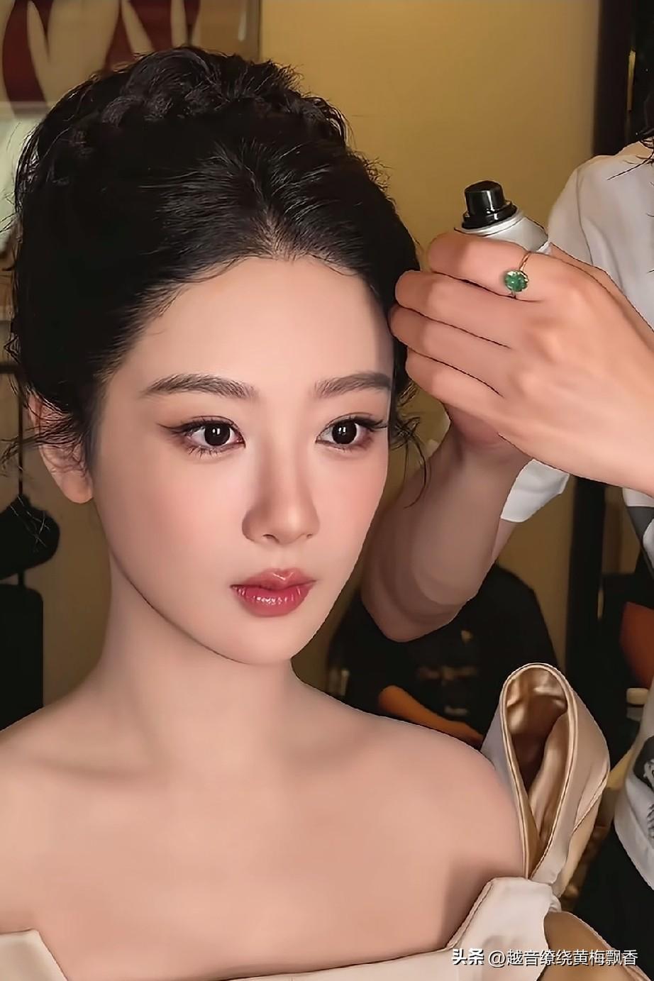 这还是那个爱笑的小女孩杨紫吗？若她不笑，真的很难认出她来，只有笑起来时，从她的嘴