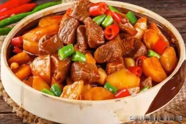 要说最下饭的菜，我首推土豆烧牛肉。牛肉和土豆都是厨房常客，这俩搭一块儿，简直是天