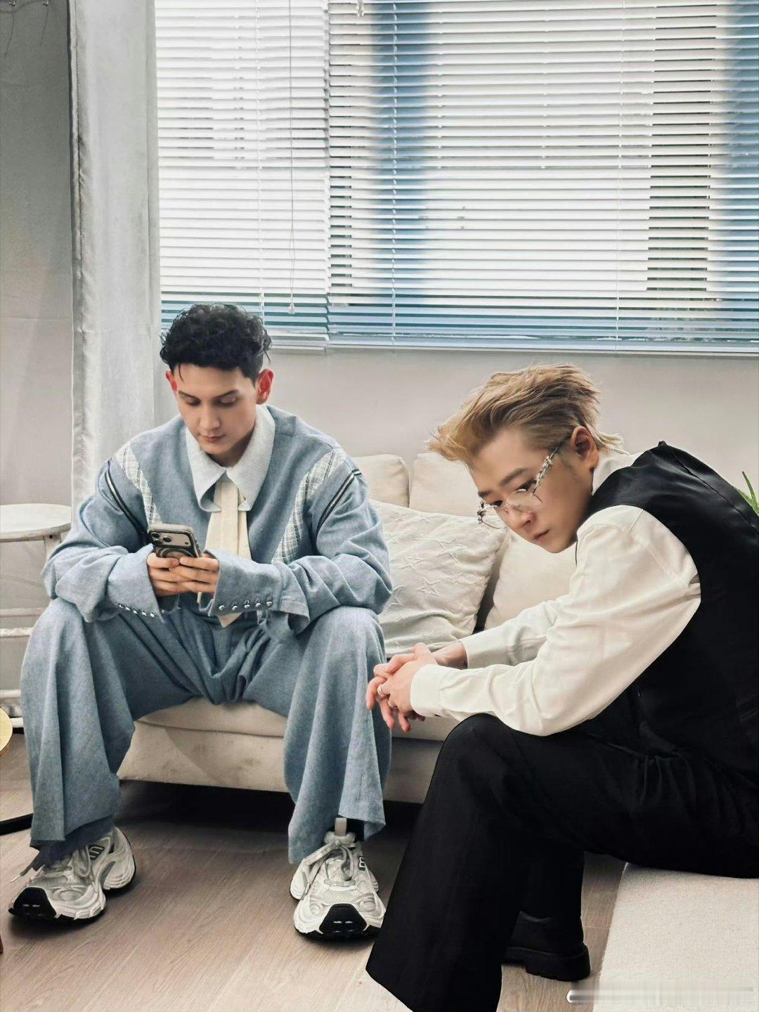 艾热告白王以太艾热太会了！公开告白王以太是他来披哥的另一半理由，兄弟俩初舞台还同
