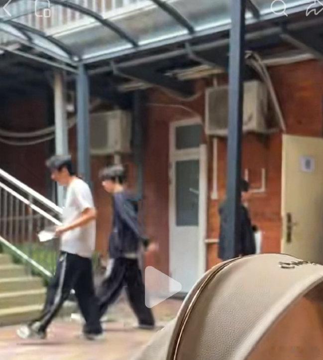 医院肠胃门诊偶遇李煜东 有网友在医院肠胃门诊偶遇李煜东，繁忙练习之余要重视身体呀